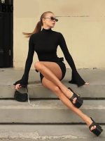 robe col roulé noire avec manches longues