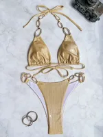 maillot brillant avec ornements en métal